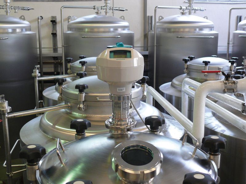 Siemens bietet mit dem Sitrans LR250 HEA einen Radarfüllstandmesser, der den Tankinhalt erfasst, ohne mit dem Produkt in Kontakt zu kommen. (Bild: www.siemens.com/press)