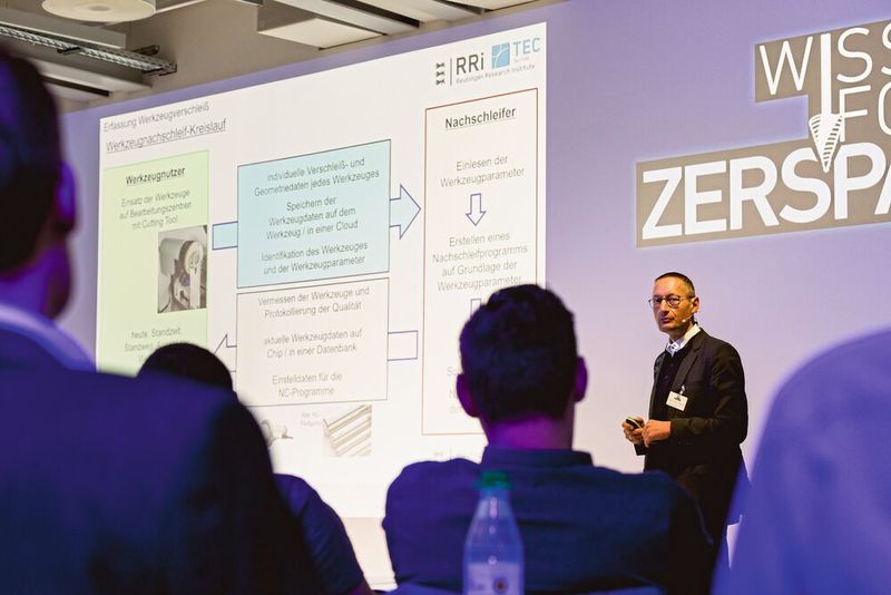 Prof. Helmut Nebeling von der Hochschule Reutlingen über die Erzielung optimaler Bauteilqualität unter Berücksichtigung des Werkzeugverschleißes.  (Bild: Stefan Bausewein)