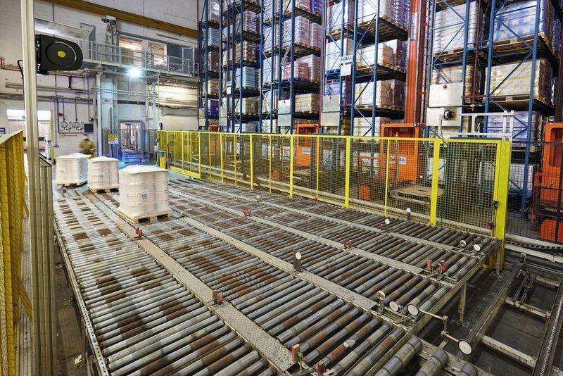 Die Zugangssicherung der fünfspurigen Palettenauslagerung bei Südzucker erfolgt über zwei vertikal ausgerichtete Leuze Sicherheits-Laserscanner RSL 400. (Bild: w. Adam, www.publick.de)