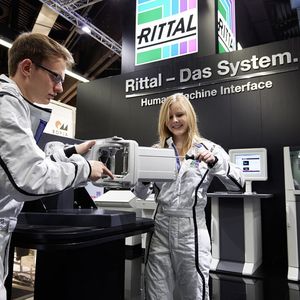 Maximale Sicherheit an der Schnittstelle Mensch-Maschine bietet Rittal mit seinem Tragarmsystem CP.