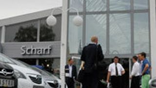 Die Jury machte sich beim Nürnberger Autohaus Scharf ihr eigenes Bild über die Online-Strategie des Unternehmens. (Foto: Richter)