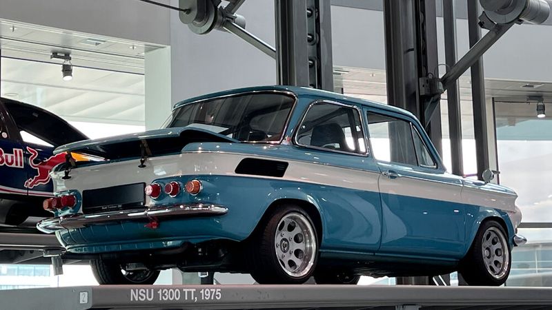 Auch nach dem 1972 verfügten Produktionsende war der Prinz, wie dieser NSU 1300 TT von 1975 im Audi Museum in Ingolstadt, ein beliebtes Tuningobjekt. Daran hat sich nichts geändert. Auch heute ist der kleine Fliter im historischen Rennsport und darüber hinaus eine große Nummer. (Bild: autodrom)