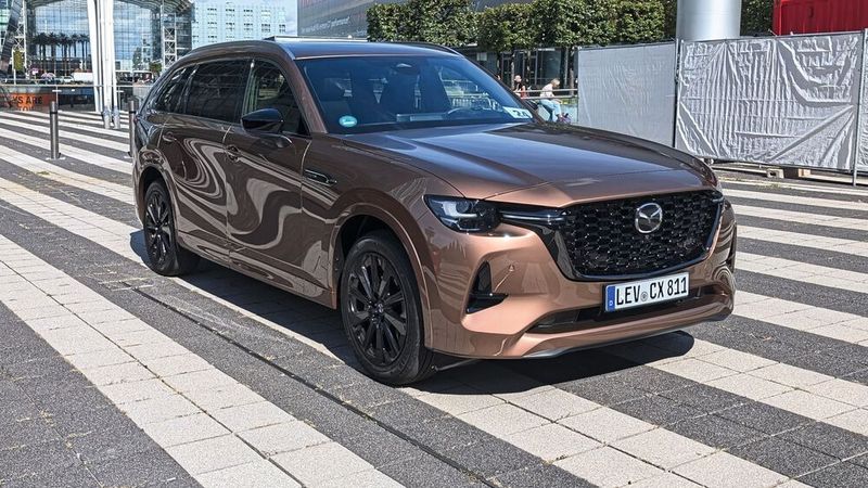 Die enge Verwandschaft zum CX-60 ist unverkennbar. Bis zur B-Säule ist der CX-80 identisch. Ein Hingucker ist die neue Farbe Melting Copper.   (Bild: Mauritz – VCG)