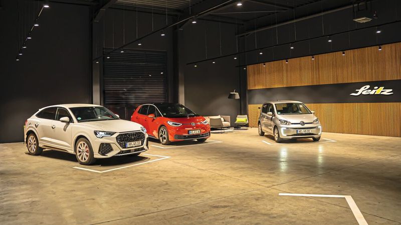 Im November 2024 eröffnete die Autohaus-Gruppe Seitz in Kempten ihr neues Leasing-Rücknahme- und Auslieferungszentrum. Dieses ermöglicht dem Händler ein Kundenerlebnis aus einem Guss. Die Gruppe baute dafür ihr bisheriges Nora-Zentrum um, über das sie das Geschäft mit Originalersatzteilen aus dem VW-Konzern abwickelt. Dieser Geschäftsbetrieb wurde an den Standort Sulzberg verlagert. (Bild: Seitz-Gruppe)