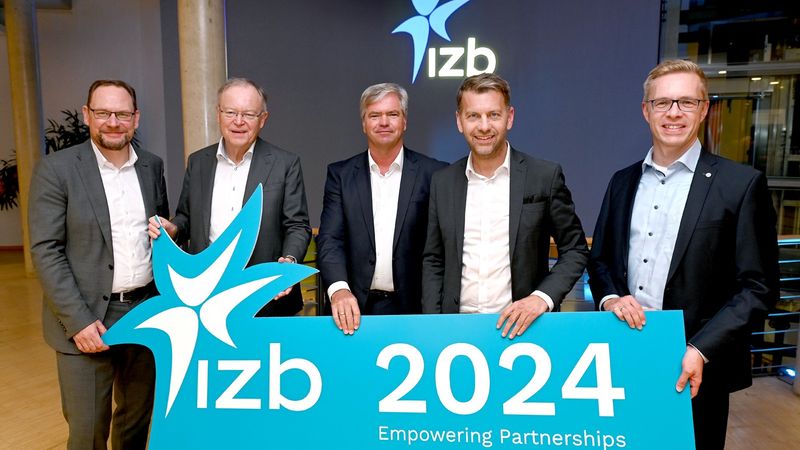 Die Schirmherren der IZB 2024 (v.l.): Thomas Krause, Sprecher des Vorstands der Wolfsburg AG; Stephan Weil, Ministerpräsident Niedersachsen; Dirk-Große-Loheide, Beschaffungs-Vorstand Volkswagen Pkw; Dennis Weilmann, Oberbürgermeister Wolfsburg; und Kai Grünitz, Entwicklungsvorstand Volkswagen Pkw.(Bild:  Wolfsburg AG)
