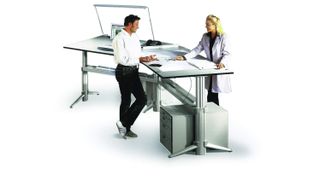 Mehr Ergonomie am CAD-Arbeitsplatz: Arbeitsmediziner empfehlen Bildschirmarbeitern alle 15 bis 20 Minuten einmal die Arbeitshaltung zu wechseln, um den Rücken zu entlasten. (Archiv: Vogel Business Media)