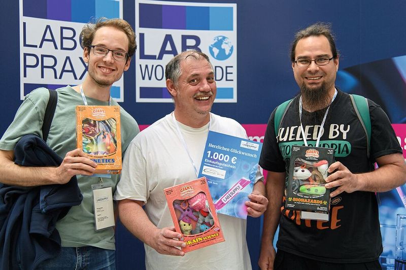 So sahen die glücklichen Gewinner in Berlin aus. Der Hauptgewinn eines 1.000-Euro-Einkaufsgutscheins fürs Labor wurde diesmal gesponsort von Labor-Pilz.  Mehr Infos zu den kommenden LAB-SUPPLY-Messen finden Sie auf www.lab-supply.info (Bild: Stefan Stark)