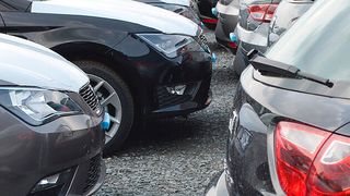 Auf Halde: An den vielen Neu- und Gebrauchtwagen auf ihren Höfen tragen die Kfz-Betriebe derzeit schwer. (Bild: Grimm/»kfz-betrieb«)