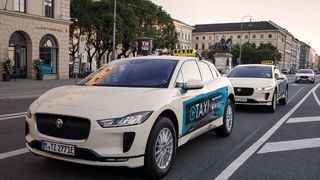 Die Dekra hat an mehreren E-Taxis den Zustand der Hochvoltbatterien getestet. (Bild: Münchener Taxi Zentrale)