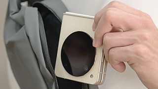 Das Nubia Flip Phone kommt in den Farben Schwarz und Gold auf den Markt. (Bild: ZTE)