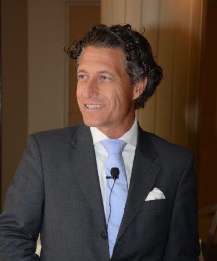 „2020 müssen sich B2B-Marketer einem enormen organisationalen Veränderungsprozess stellen. Dazu müssen sie sich nicht nur im Bereich Next Practice Industriemarketing, sondern auch Kenntnisse in Organisationsentwicklung, Business Casing, Beratung und Methodenkompetenz aneignen. Warum? Damit sie es endlich schaffen, auf Augenhöhe mit ihren vorwiegend technisch ausgebildeten Kollegen aus Vertrieb, Produktmanagement, oder Forschung und Entwicklung zu argumentieren und das Klischee der broschürendruckenden Tödeltruppe los zu werden. Für viele Industriemarketer wird die Reise 2020 genauso weitergehen wie bisher. Für diejenigen, die aber den Mut und den Wunsch haben, sich diese Herausforderungen zu stellen, können spannende Zeiten anbrechen.“  Dr. Uwe Seebacher, Global Director Marketing, Communications and Strategy, Andritz AG (Bild: Dr. Uwe Seebacher)