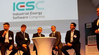 Moderator Bernd Weinig, elektrotechnik Publisher bei Vogel Business Media, verknüpfte bei der Podiumsdiskussion die vielfältigen fachlichen Ansätze der Experten. Von links nach rechts im Bild: Dr. Stephan Theis (Econ Solutions), Matthias Voigtmann (Energy Consulting Allgäu), Thomas Winter (Köhl Maschinenbau), Achim Zerbst (Wago Kontakttechnik) und Maximilian Heindl (Gildemeister). (Bild: Karin Pfeiffer)