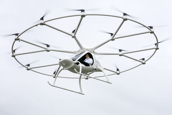 Der elektrische Volocopter fliegt zum ersten Mal bemannt: Das Fliegen für Jedermann rückt in greifbare Nähe. (Bild: E-volo/Nikolay Kazakov)