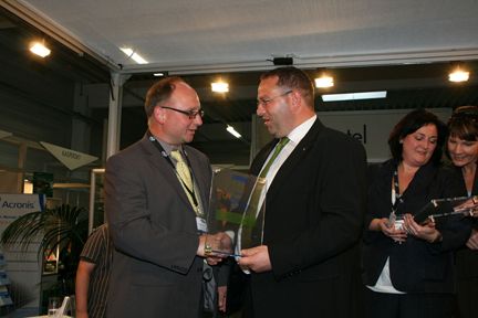 Hubert Wolf übergab Thomas Stein (ICS Elsterberg)... (Archiv: Vogel Business Media)