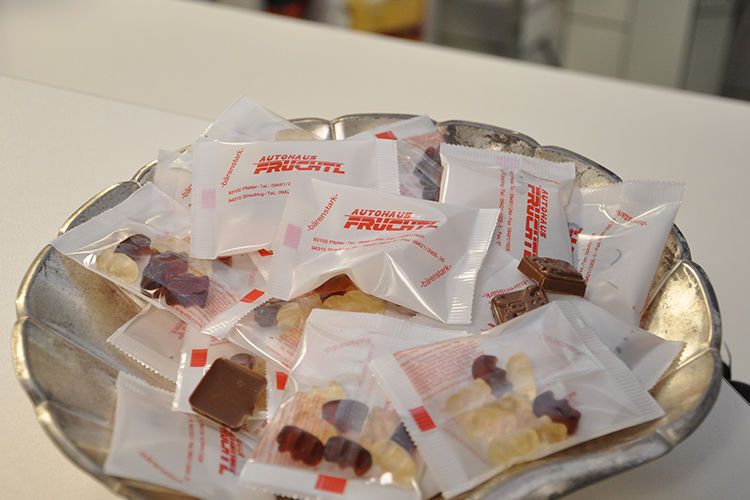 Das Autohaus Früchtl hat in der Region einen guten Namen, und damit ihn niemand vergisst, gibt es entsprechende Mitnahme-Ware. (Grimm/Redaktion »kfz-betrieb«)