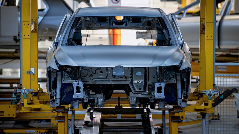Die Unternehmen der deutschen Autoindustrie investieren verstärkt im Ausland und bauen hierzulande Personal ab. Das soll sich ändern: dafür hat ein Expertenkreis Vorschläge erarbeitet.(Volkswagen)
