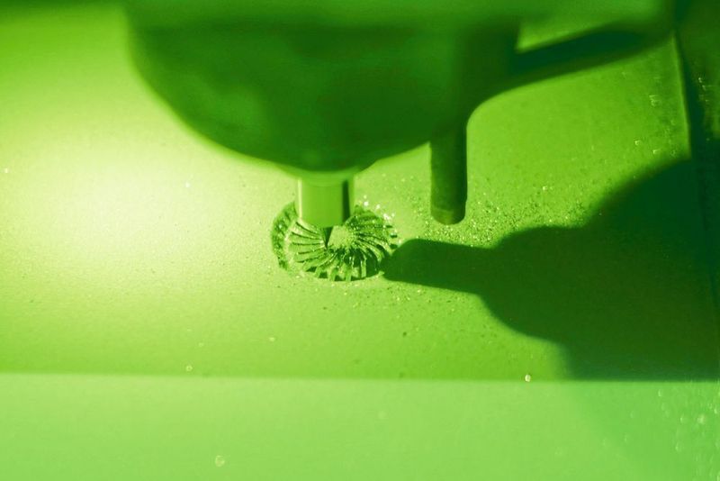 Bei der hybriden additiven Fertigung vereinen sich Selektives Lasersintern und High Speed Milling: Im Bild ist der Fräsprozess auf der Lumex Avance-25 bei Pi2 Process zu sehen.  (Anne Richter, SMM)