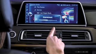 Im neuen BMW 7er kam die Gestensteuerung erstmals in einem Serienfahrzeug zum Einsatz. (Foto: BMW)