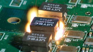 Berührungsloses Freilegen und Entlöten von Platinen-Bauelementen mittels Laserstrahlung in einem Recyclingprozess des ADIR-Projekts. (Fraunhofer)