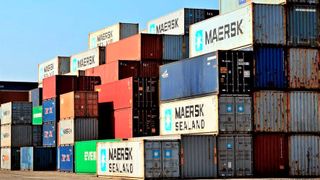 So gut bestückt sind die Containerhalden momentan nicht. Das ist aber nur ein Problem, mit dem man wegen des Ukraine-Krieges hierzulande kämpfen muss, wie eine Umfrage des ZVEI jetzt ans Licht gebracht hat. Lesen Sie mehr... (Bild: Maersk)