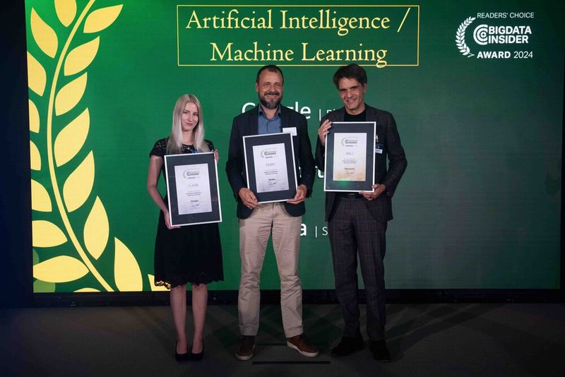 In der Kategorie Artificial Intelligence / Machine Learning nimmt Markus Hacker den Award in Silber für NVIDIA in Empfang (im Bild in der Mitte). Gold geht an Microsoft, vertreten durch Luca Callegari (rechts im Bild). Award-Fee Paulina Schwab hält stellvertretend für Google die Auszeichnung in Platin in den Händen. (Bild: Manuel Emme Fotografie)