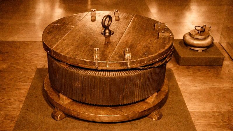 Früher Transformator der Firma Ganz (um 1885): Die Konstruktion von Zipernowsky, Déri und Bláthy gilt als Meilenstein für die effiziente Umwandlung von Wechselspannungen und damit für die großflächige Elektrifizierung.(Bild:  Dall-E / KI-generiert)