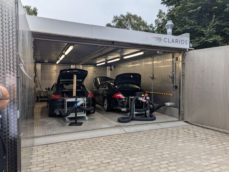 Clarios hat in Hannover-Stöcken seine Zentrale für Europa, den Nahen Osten und Afrika sowie ein wichtiges Werk. In dieses hat der Batteriehersteller einen Einblick gegeben.  (Bild: Stefanie Eckardt)