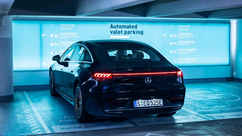 Das „Automated Valet Parking“ von Bosch und Mercedes ist nun am Stuttgarter Flughafen möglich – allerdings nur in einem bestimmten Bereich und mit entsprechend ausgerüsteten Modelle von S-Klasse und EQS.  (Bild: Mercedes-Benz)