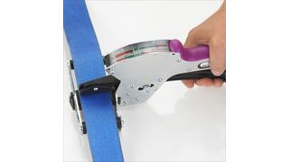 Ein Gerät für alle 35- und 55-mm-Zurrgurte: die neue Vorspann-Prüfzange von Seilflechter. (Bild: Seilflechter)