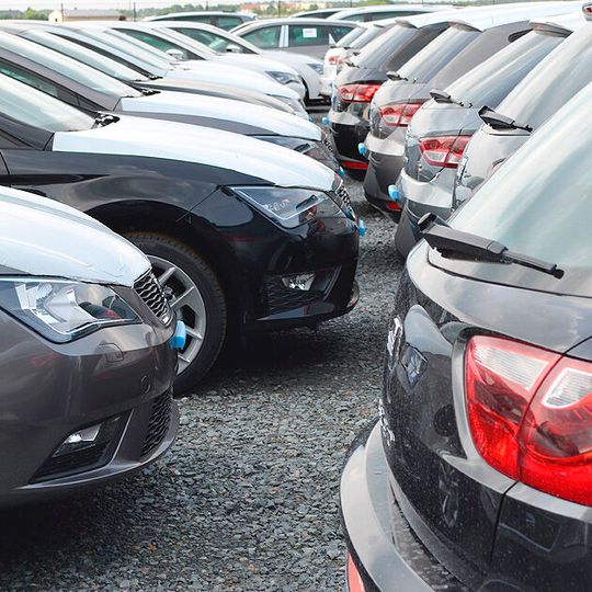 Auf Halde: An den vielen Neu- und Gebrauchtwagen auf ihren Höfen tragen die Kfz-Betriebe derzeit schwer.(Bild:  Grimm/»kfz-betrieb«)