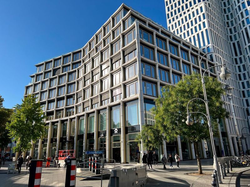 Repräsentativ sind nicht nur die Fahrzeuge des chinesischen Herstellers. Auch das Nio House, das im Herzen der Hauptstadt am Breitscheidplatz entsteht, ist ein Ausdruck des Selbstbewusstseins. Noch ist nur das Erdgeschoss fertig, die übrigen Räumlichkeiten sind noch mit Planen verdeckt.  (Bild: Dirk Kunde/ Vogel Communciations Group)