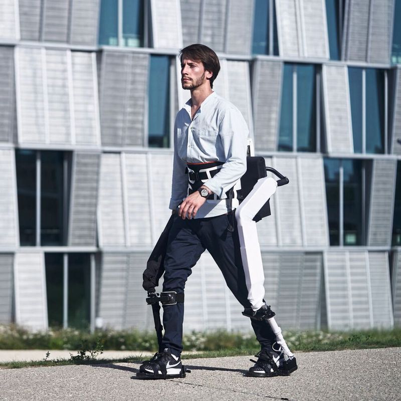 Bild 1: Das Exoskelett ebnet den Weg zum selbstbestimmten Gang im Gleichgewicht. 
