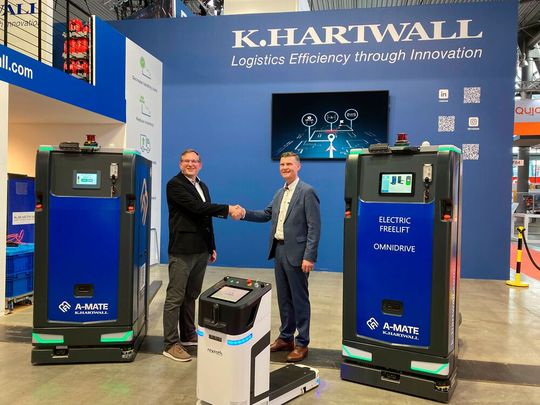 Die Intralogistik wird nun noch automatisierbarer. Denn Bosch Rexroth kooperiert mit K.Hartwall. Von links: Sven Hamann, Entwicklungsleiter der Business Unit Assembly Technology bei Bosch Rexroth, und Jerker Hartwall, CEO von K.Hartwall Oy Ab. Hier mehr dazu ...(Bild:  Bosch Rexroth)