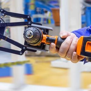 Ein gutes Beispiel dafür, wie das Zusammenspiel von künstlicher Intelligenz, Robotern und dem Menschen aussehen kann, ist die Mensch-Roboter-Kollaboration. 