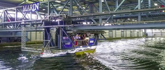 (Wie verhält sich ein Schiff auf hoher See? Im Seegangs-Bassin werden realistische Szenarien simuliert. Die Rollneigung und Gierbewegungen des Schiffs werden dabei von ASC-Beschleunigungssensoren erfasst. Bild: Marin)