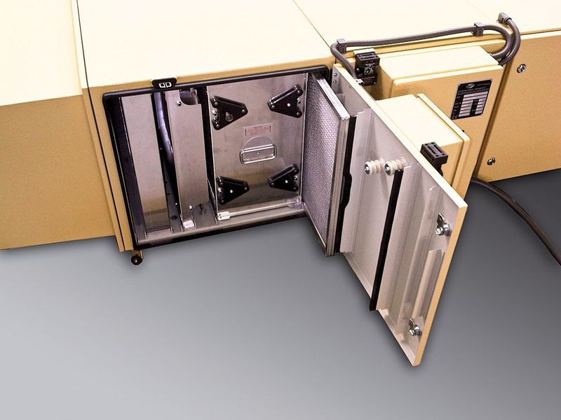 Bild 3: Filtersystem mit zwei elektrostatischen Filterstufen und Drahtgestrickmatte als Vorfilter. Die Filterfläche beträgt 52 m².  (Bild: UAS)