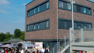 Mit zahlreichen Gästen hat das Kfz-Gewerbe NRW seine neue Heimat eingeweiht. (Zietz/»kfz-betrieb«)