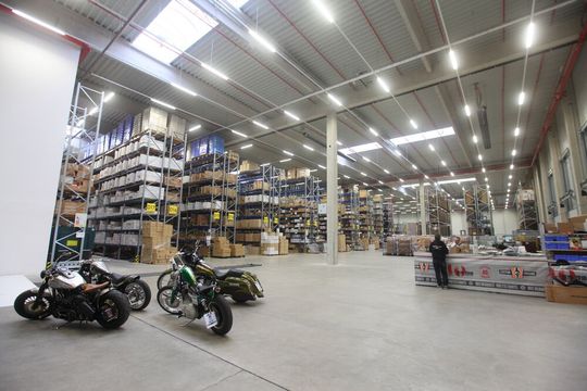 Der Harley-Davidson-Ersatzteilhändler Custom Chrome Europe setzt bei Inventuren jetzt auf Statcontrol Cloud von Remira. Dabei spare der Motorradteileexperte, der über 25.000 Harley-Komponenten auf Lager hat, immens Zeit. Lesen Sie, wie das funktioniert. Der Harley-Davidson-Ersatzteilhändler Custom Chrome Europe setzt bei Inventuren jetzt auf Statcontrol Cloud von Remira. Dabei spare der Motorradteileexperte, der über 25.000 Harley-Komponenten auf Lager hat, immens Zeit. Lesen Sie, wie das funktioniert.
