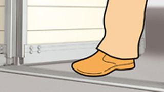 Die Schlupftür von Alpha Deuren besitzt eine besonders niedrige Schwelle.  (Foto: Alpha Deuren)