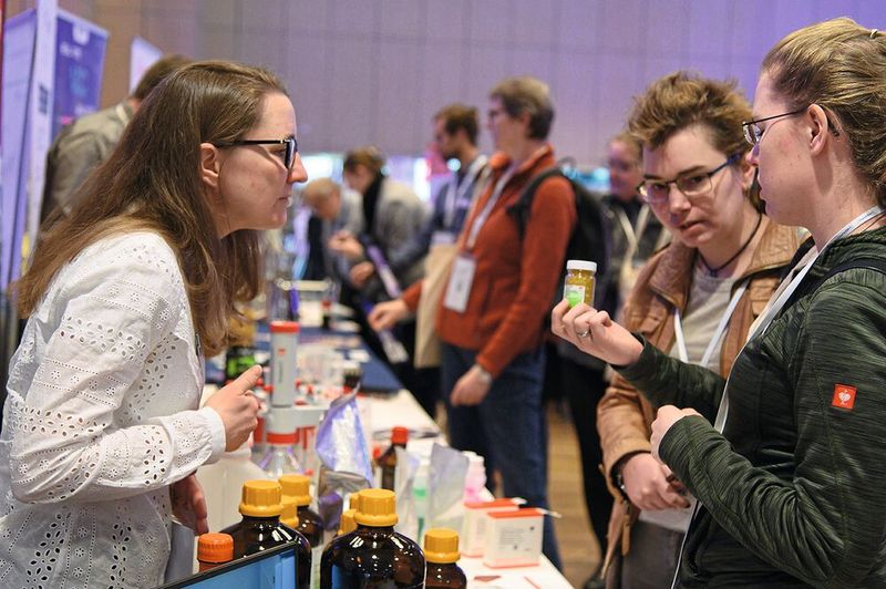 In der Ausstellung ließen sich die Besucher dann kompetent von den Regionalvertretern der anwesenden Unternehmen beraten.     Infos zu den kommenden LAB-SUPPLY-Messen finden Sie auf www.lab-supply.info (Bild: Stefan Stark)