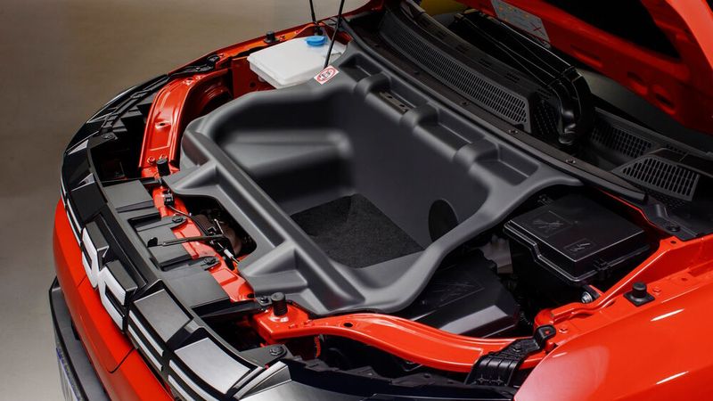 Der Frunk unter der Fronthaube fasst 35 Liter. (Bild: Dacia)