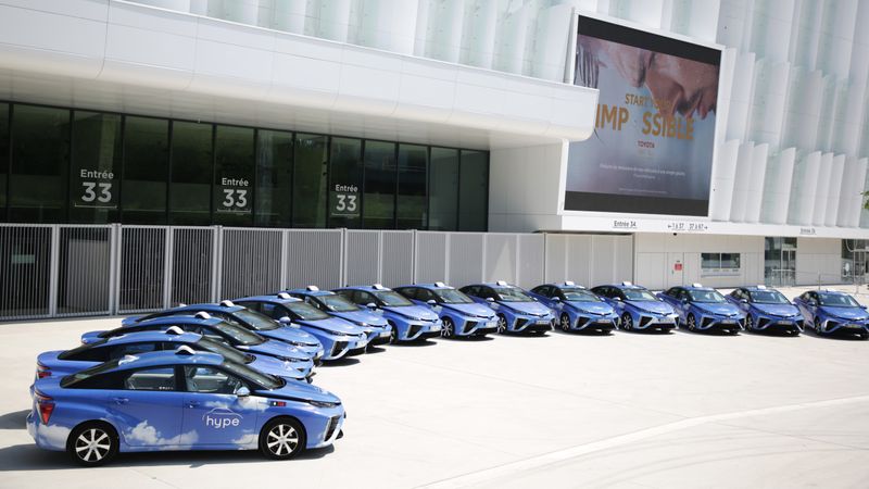 Uber will in Paris seine Flotte um 2.000 Wasserstoff-Taxis erweitern. Im Bild: Modelle der ersten Generation des Toyota Mirai des französischen Unternehmens Hype.(Bild:  Toyota)
