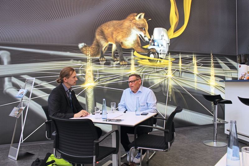 Elektrisch? Aber sicher! Die effiziente Alternative zu Pneumatik und Hydraulik kommt in zusätzlichen Baugrößen oder ex-geschützt, wie  Kai Ewald von Auma (rechts) demonstriert.(Bild:  PROCESS)