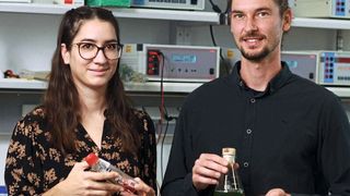 Das Team um Anna Kiefer und Justus Niemeyer setzt auf die Grünalge Chlamydomonas reinhardtii, um das Spikeprotein zu produzieren.  (Bild: Koziel/TUK)