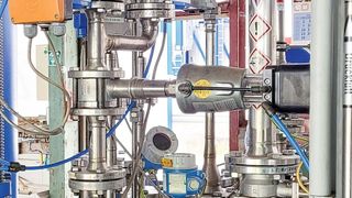 Neben Schwefeldioxid zur Thiosulfatherstellung, regeln Gleitschieberventile bei CWK in einer Vielzahl von Anwendungen auch Dampf, flüssigen Schwefel und andere flüssige und gasförmige Medien. (Bild: Chemiewerk Bad Köstritz GmbH/Schubert & Salzer Control Systems GmbH)