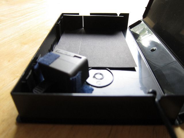 Close off any light leaks with dark tape. Shiny sides inside the box may create reflections, and light may leak in where the hinge meets the corner of the box. Dark gaffe tape can help, as can more pieces of black paper. Some people line their boxes with felt or black velvet (fancy!). (Bild: PLOTS/CC BY 2.0)