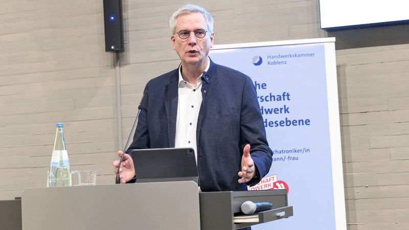 ZDK-Vorstandsmitglied und Co-Vorsitzender des ZDK-Bundes-Berufsbildungsausschusses, René Gravendyk, dankte der Handwerkskammer, den Teilnehmern, den Experten und Franz Viviani aus der Abteilung Technik und Berufsbildung des ZDK für ihr großes Engagement. (Bild: Schmidt - VCG)