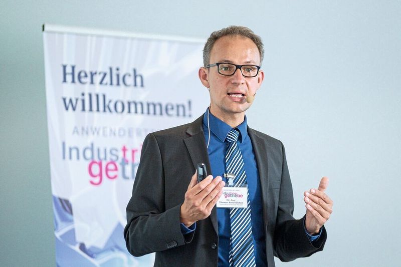 Abschließend erklärte Dr.-Ing. Thomas Rosenlöcher von der TU Dresden, wie die dynamsiche Simulation dabei hilft, Getriebe richtig zu dimensionieren. Dazu brachte er ein konkretes Beispiel mit, nämlich die Simulationsmodelle, die zur Auslegung von Getrieben in einer Windenergieanlage genutzt wurden. (J. Untch/Vogel Corporate Media)