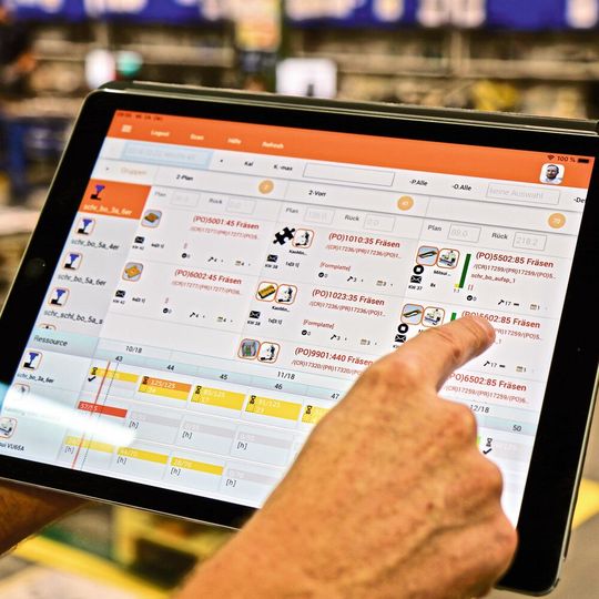 CAD/CAM- und MES-System sind eng vernetzt, um eine flexible Fertigung effizient zu steuern und zu organisieren. CAD/CAM- und MES-System sind eng vernetzt, um eine flexible Fertigung effizient zu steuern und zu organisieren.