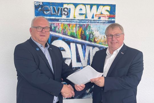 Die Evlis AG baut ihre Führungsriege aus! Carsten Dohrn (r.) bekommt durch Geschäftsführer Steffen Renner die Gesamtprokura der Elvis Teilladungssystem GmbH erteilt. Das gilt als strategisch wichtiger Schritt und Anerkennung für den langjährigen Kollegen.(Bild:  Elvis)